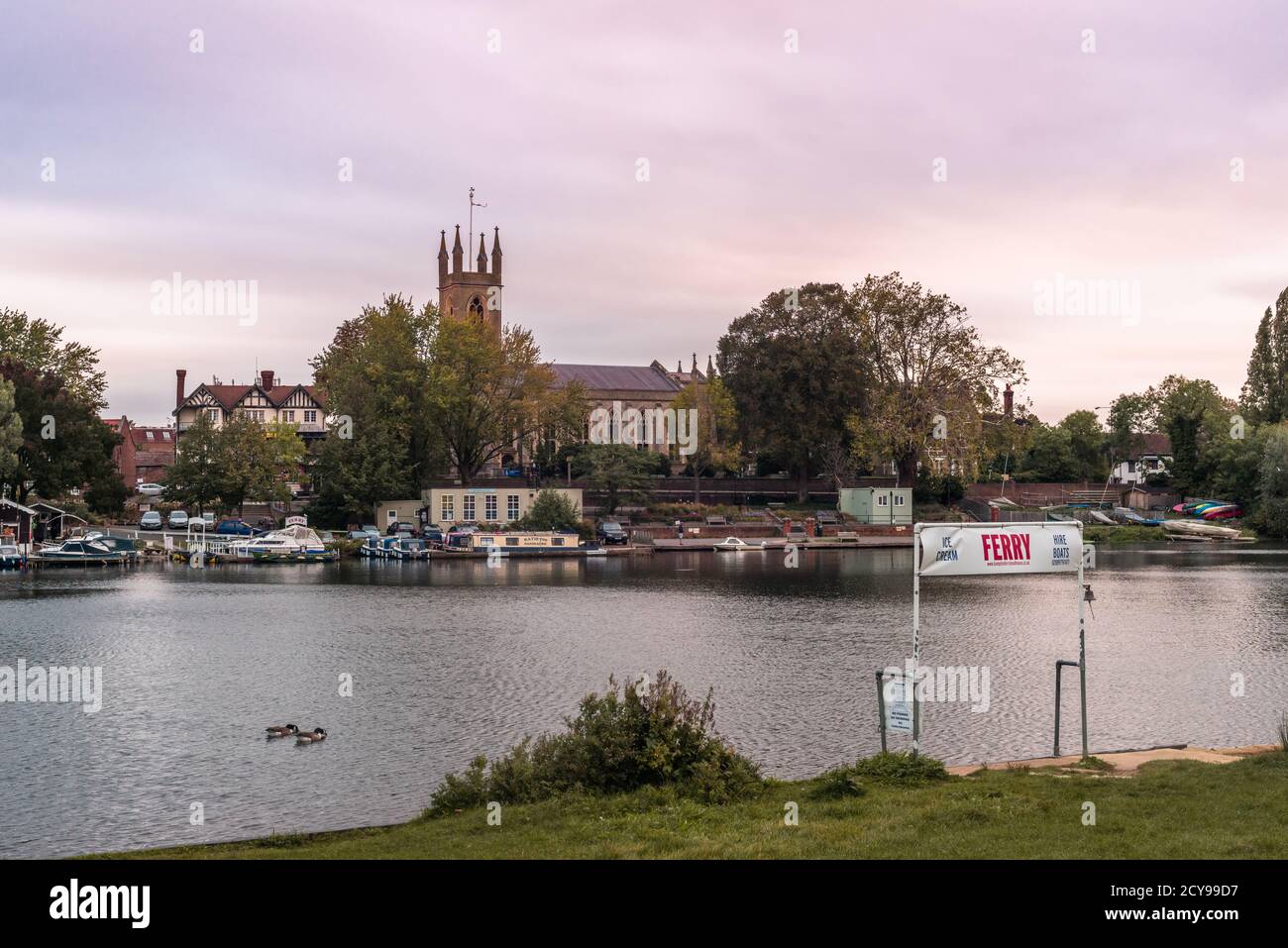 Tramonto sul fiume Tamigi con la chiesa parrocchiale di Saint Mary a Hampton, Londra Ovest, Inghilterra, Regno Unito Foto Stock