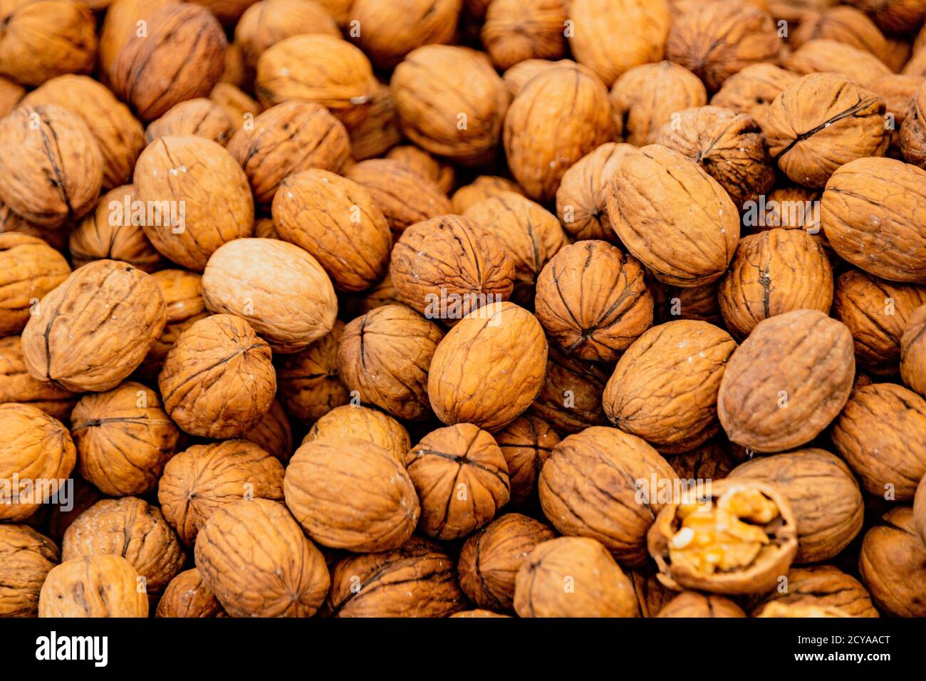 Le noci per la vendita al mercato con uno aperto per la visualizzazione Foto Stock