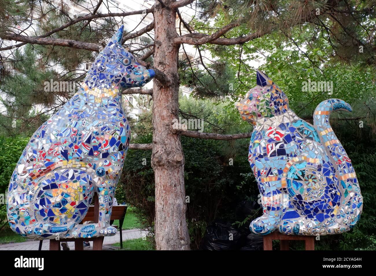 Ornamento di cani e gatti in un parco Foto Stock