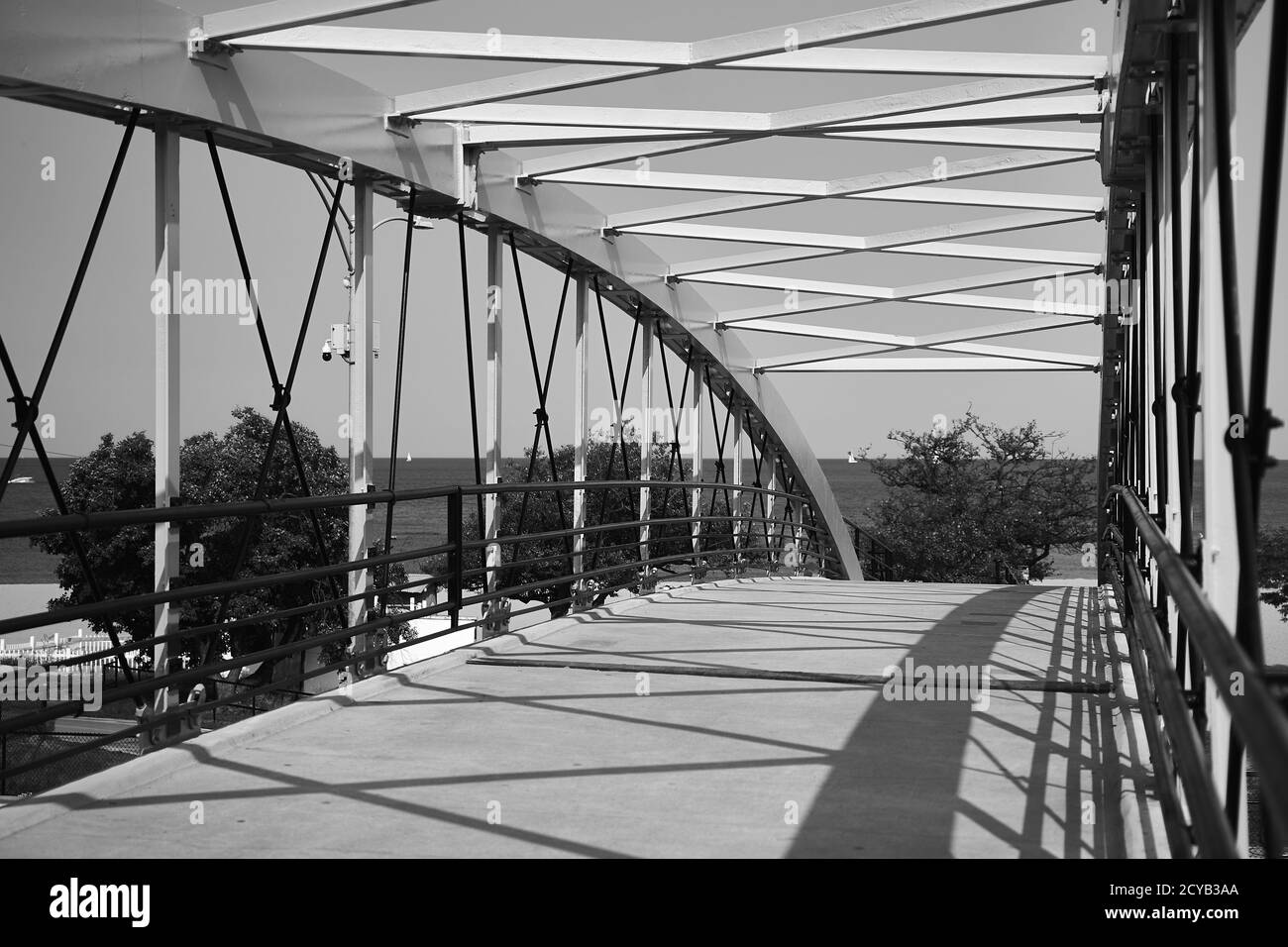 Ponte pedonale per la spiaggia che attraversa Lake Shore Drive in North Avenue Foto Stock