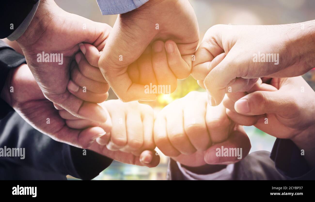 La gente di affari di team di unire le vostre mani che mostra il lavoro di squadra e la collaborazione e l'unità. Foto Stock