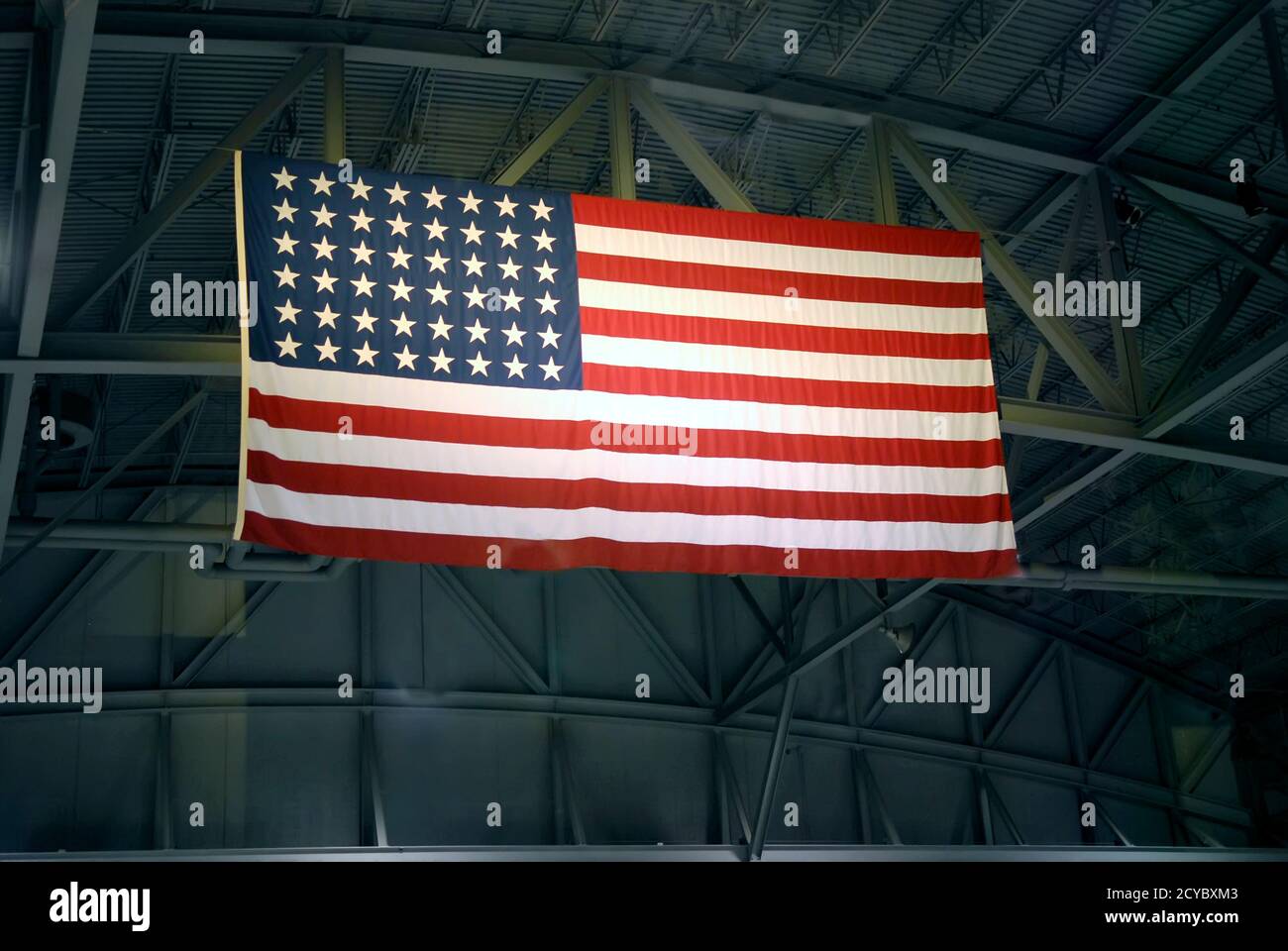 La bandiera americana degli Stati Uniti 48 stelle è appesa all'Experimental Aircraft Association EAA Air Adventure Museum Oshkosh Wisconsin Foto Stock