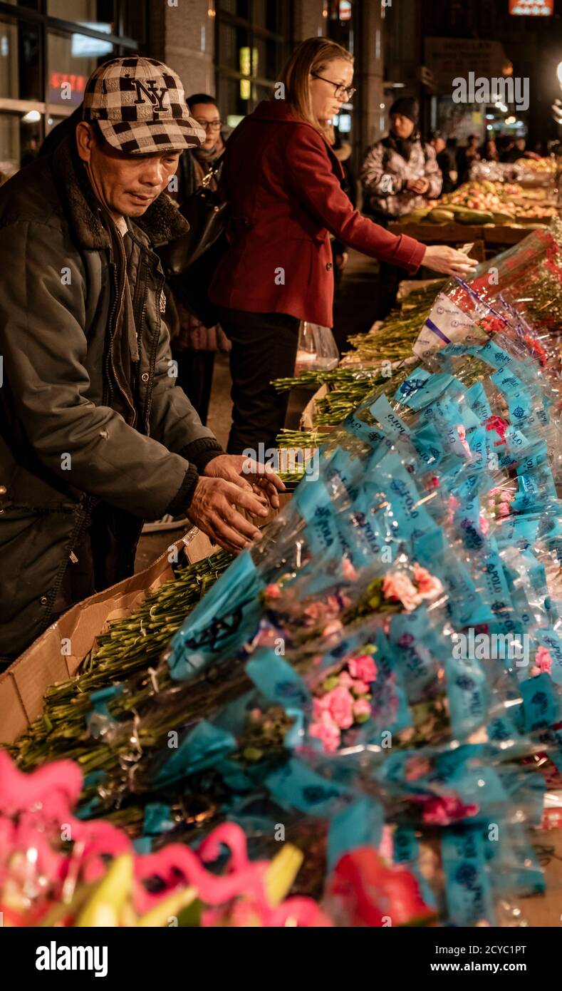 La città di New York New York, Feb 14, 2018: uomo acquista i fiori per San Valentino da venditore ambulante in New York City Foto Stock