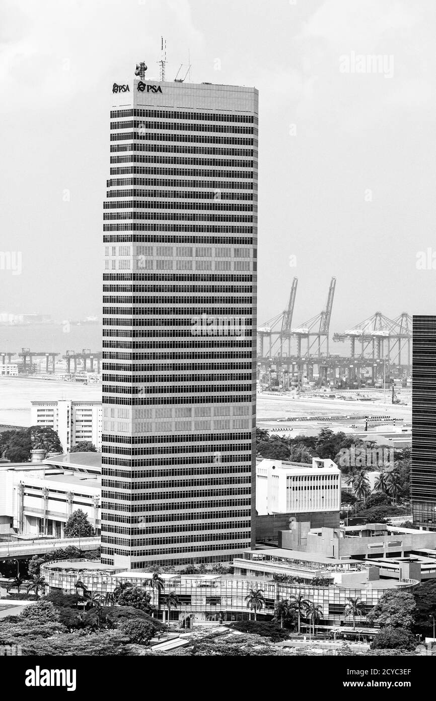 Vista verticale dell'edificio PSA di colore bianco e nero, Singapore, Sud-est asiatico. Foto Stock