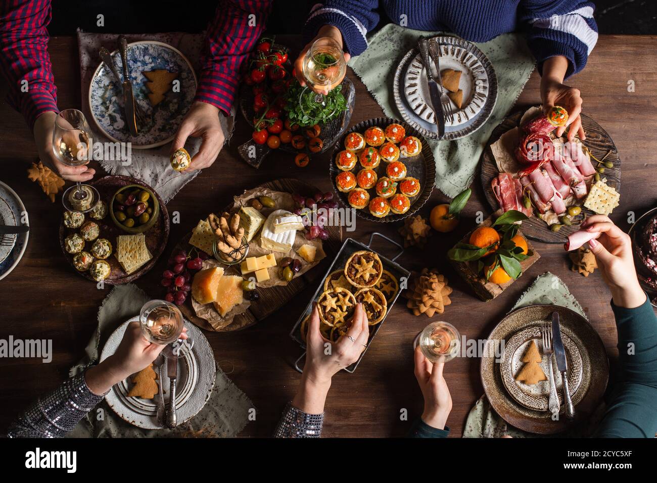 Compagnia di amici di diverse età che si riuniscono per Natale o Capodanno festa. Vista dall'alto. 2021 Foto Stock