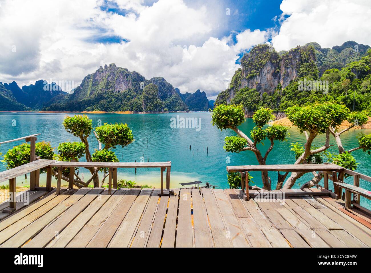 Bellissimo lago con montagne alla diga di Ratchaprapha o Khao Sok National Park, Surat Thani Provincia, Thailandia Foto Stock