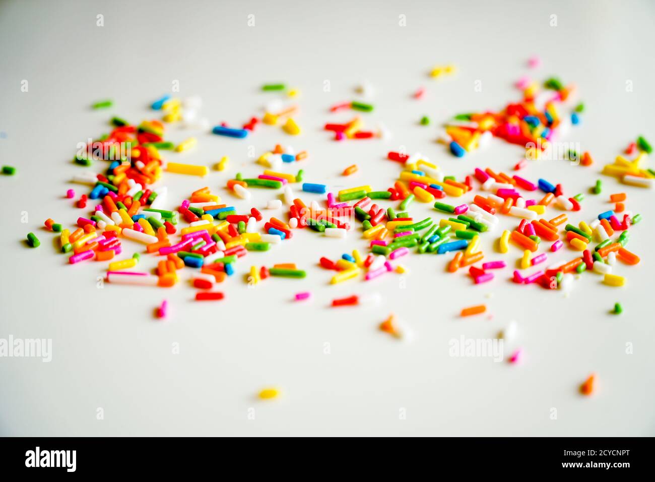 Fuoco selettivo zucchero colorato cospargere i punti per la decorazione di torta e gelato sul tavolo. Foto Stock