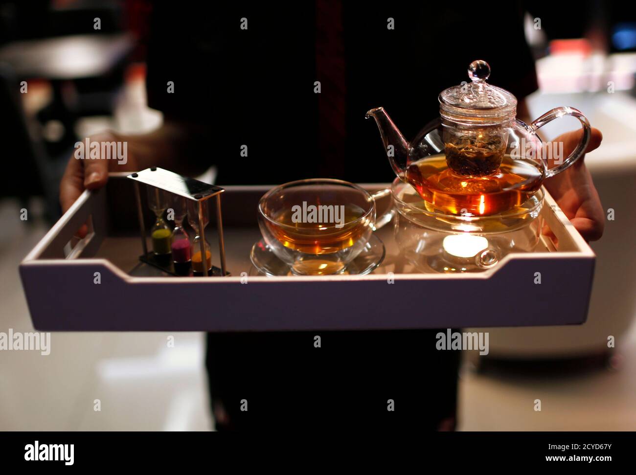 Un server prepara un vassoio con una pentola di tè, fatta da foglie di tè placcate  oro, per i clienti al Mocca art cafe a Dubai 21 settembre 2013. Il caffè è
