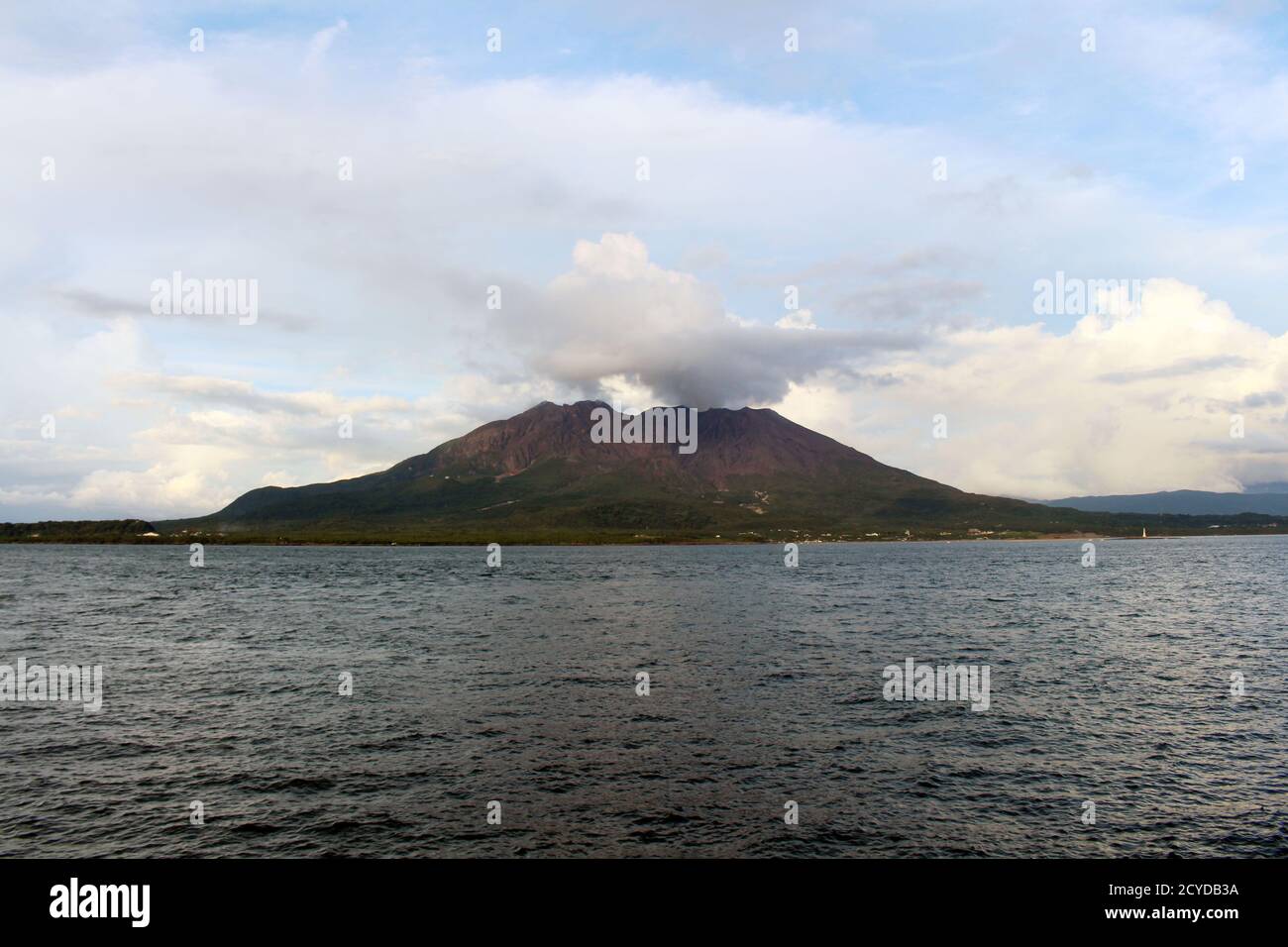 Vista da vicino di Sakurajima vista intorno al Parco Kamoikaizuri durante il tramonto. Preso in agosto 2019.x Foto Stock