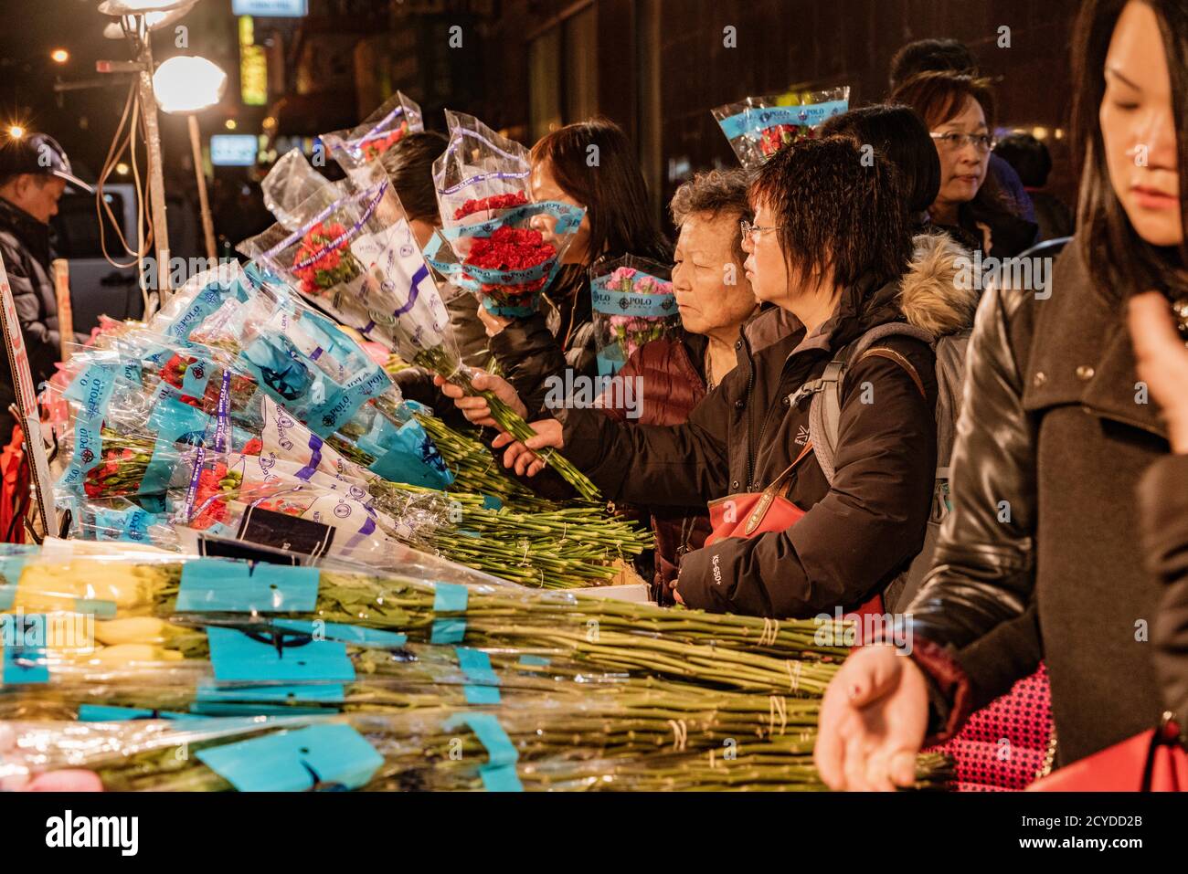 La città di New York New York, Feb 14, 2018: Le donne acquistare fiori di San Valentino nella città di New York Foto Stock