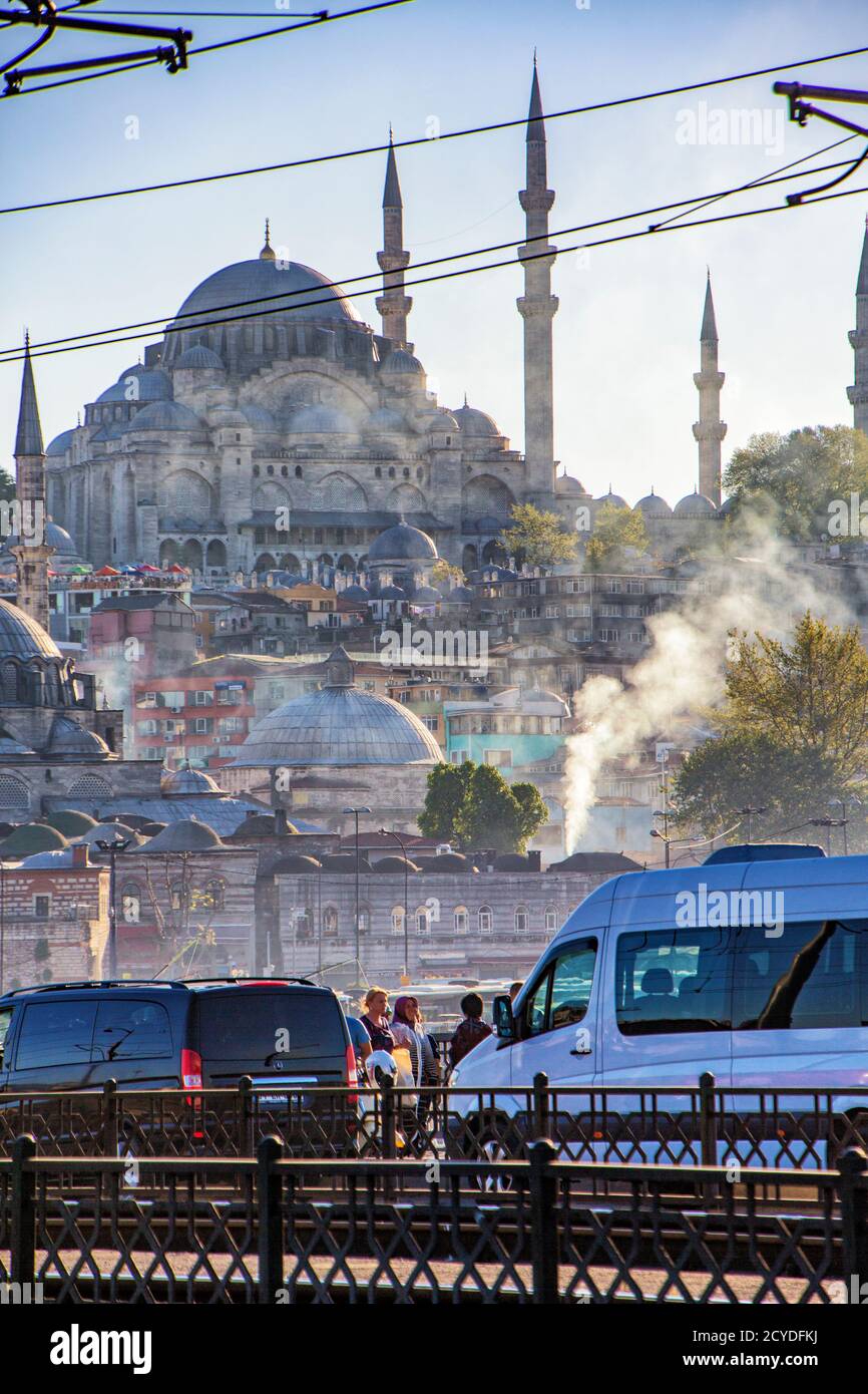 ISTANBUL, Turchia, Apr 16, 2016 - Vetture e industria crea un pesante strato di smog in Istanbul, mostrando la Moschea Blu in un haze Foto Stock