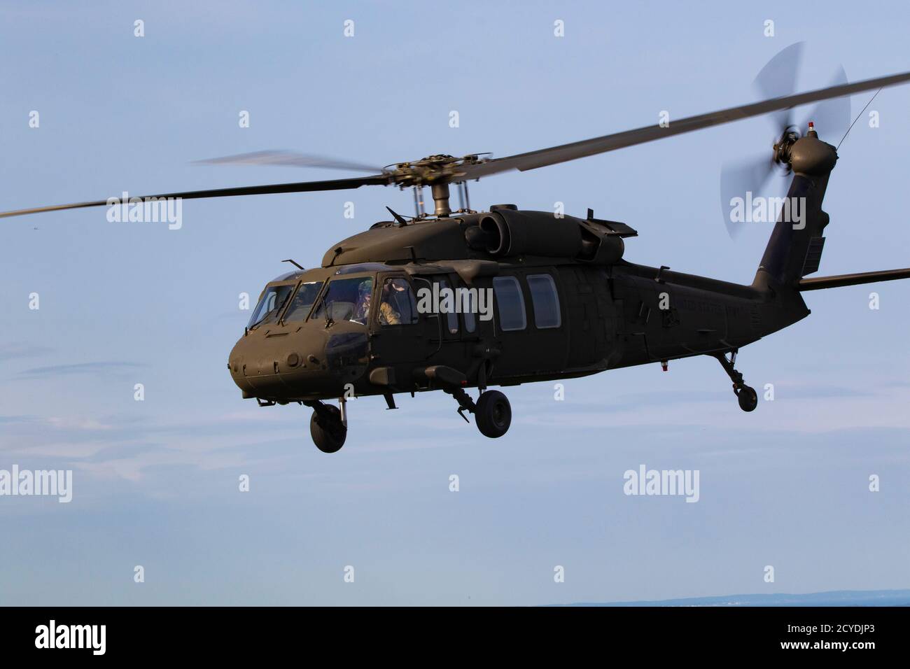 Gli equipaggi della Guardia Nazionale dell'Esercito degli Stati Uniti assegnati al 1-126th Aviation Regiment, Rhode Island Army National Guard, volano due Black Hawks UH-60 in una formazione multiscipazione su Boston e Narragansett Bay, 18 settembre 2020. I piloti e l'equipaggio di volo facevano parte di un'operazione di addestramento all'assalto aereo di giorno a sostegno delle forze delle operazioni speciali. (Foto Air National Guard di Tech. SGT. Deirdre Salvas) Foto Stock