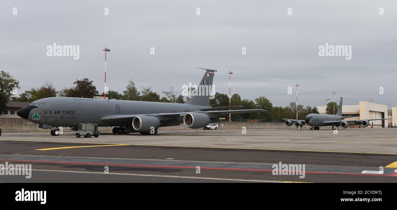 Due aeromobili Stratotanker KC-135 assegnati alla centesima ala di rifornimento dell'aria, siedono sulla linea di volo durante l'esercitazione Wolff Pack alla base aerea di Ramstein, Germania, 29 settembre 2020. Gli aeromobili sono stati discostati in tutta Europa per testare la capacità del centesimo ARW di generare rapidamente capacità di rifornimento aereo da una serie diversificata di basi aeree. (STATI UNITI Air Force foto da parte dello staff. SGT. Anthony Hetlage) Foto Stock