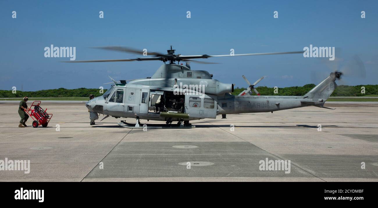Un elicottero US Marine Corps UH-1Y Venom, con Marine Light Attack Helicopter Squadron (HMLA) 469, si prepara al decollo presso la Marine Corps Air Station Futenma, Okinawa, Giappone, 29 settembre 2020. L'HMLA-469 ha condotto un esercizio di fuoco vivo utilizzando missili Air Intercept (missili AIM-9 Sidewinder) per migliorare la competenza con il sistema di armi. (STATI UNITI Marine Corps foto di CPL. Ethan M. LeBlanc) Foto Stock