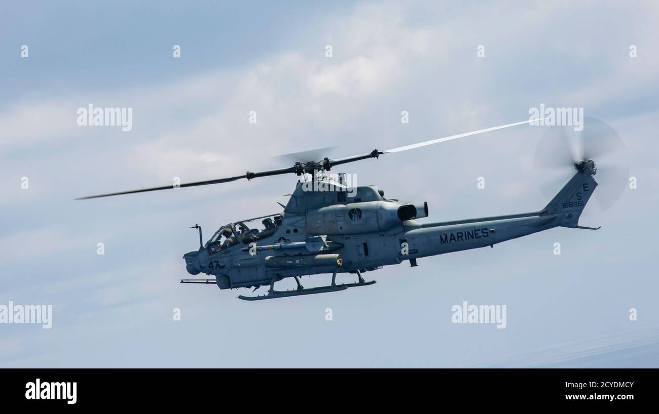 Un elicottero Viper statunitense AH-1Z, con Marine Light Attack Helicopter Squadron (HMLA) 469, si avvicina a un campo di fuoco vicino Okinawa, Giappone, 29 settembre 2020. L'HMLA-469 ha condotto un esercizio di fuoco vivo utilizzando missili Air Intercept (missili AIM-9 Sidewinder) per migliorare la competenza con il sistema di armi. (STATI UNITI Marine Corps foto di CPL. Ethan M. LeBlanc) Foto Stock