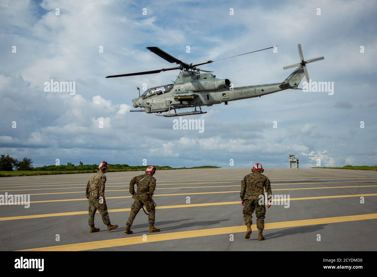 Un elicottero Viper del corpo marino degli Stati Uniti AH-1Z, con Squadron dell'elicottero di attacco leggero marino (HMLA) 469, inizia il decollo dopo aver condotto l'addestramento del punto di rifornimento e di armamento in avanti (FARP) a IE Shima, Okinawa, Giappone, 25 settembre 2020. HMLA-469 ha condotto la formazione FARP per aumentare la loro familiarità e il coordinamento con il rifornimento e il riarmo mentre operavano in sedi a termine; la formazione è stata eseguita in collaborazione con 9th Engineer Support Battaglione (ESB), 3rd Transportation Support Battaglione (TSB) e Combat Logistics Regiment (CLR) 3. (STATI UNITI Marine Corps foto di CPL. Ethan M. LeBlanc) Foto Stock