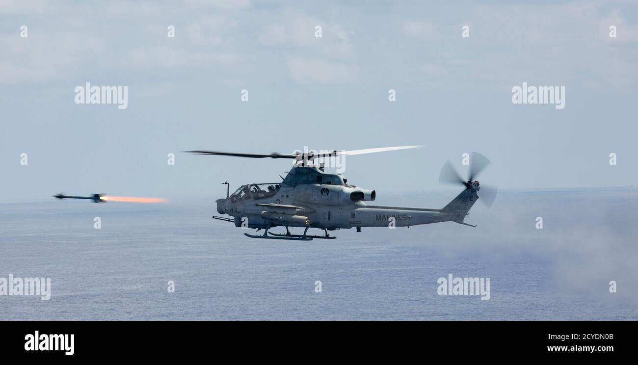 Un elicottero Viper statunitense AH-1Z, con Marine Light Attack Helicopter Squadron (HMLA) 469, spara un missile Air Intercept (missile AIM-9 Sidewinder) durante un evento di addestramento al fuoco vicino Okinawa, Giappone, 29 settembre 2020. HMLA-469 ha condotto un esercizio di fuoco vivo utilizzando missili Sidewinder AIM-9 per migliorare la competenza con il sistema di armi. (STATI UNITI Marine Corps foto di CPL. Ethan M. LeBlanc) Foto Stock