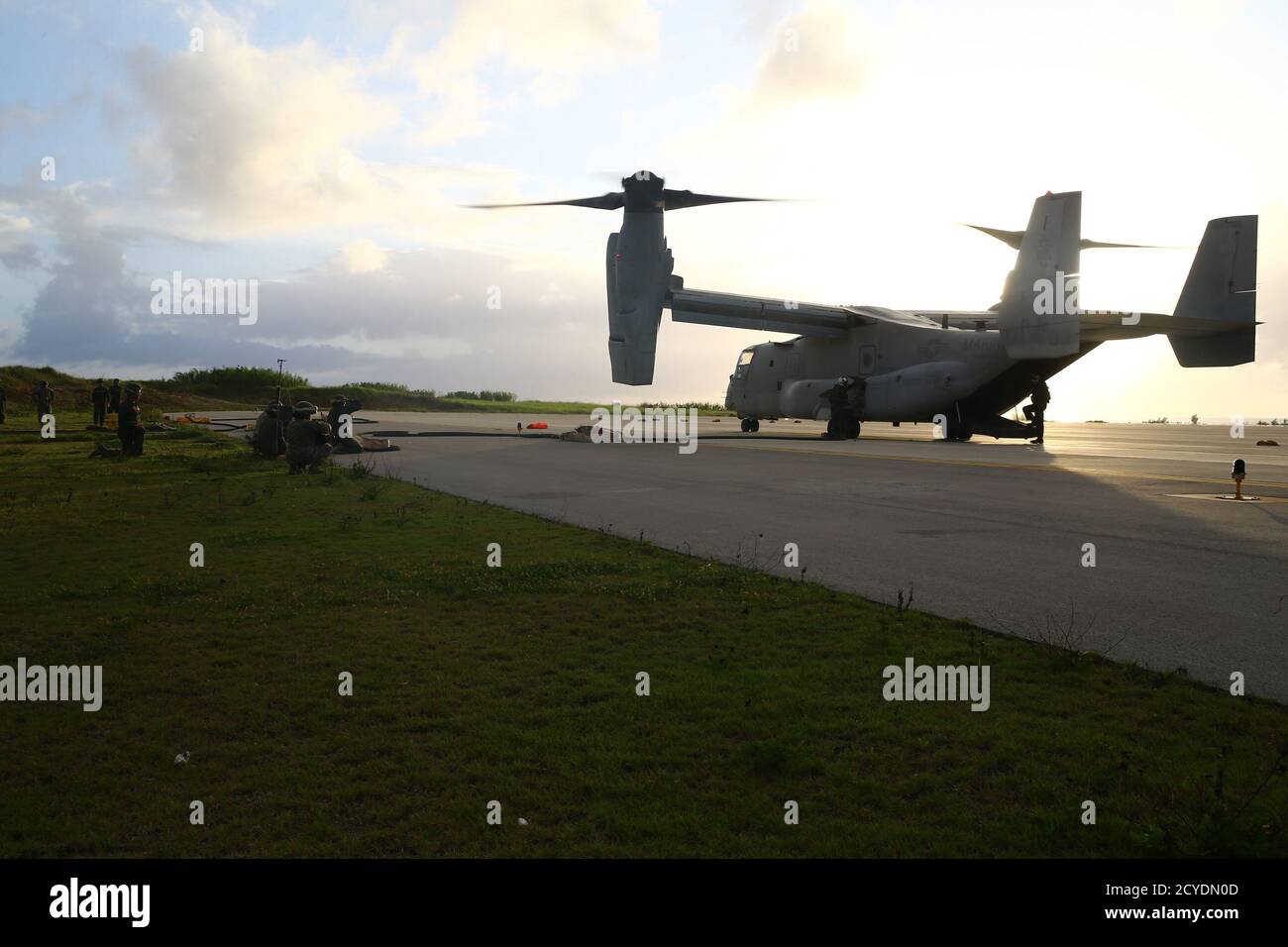 I Marines degli Stati Uniti con la società del combustibile all'ingrosso, 9° battaglione di supporto dell'ingegnere (ESB), 3° gruppo di logistica marina (MLG) preparano per rifornire un Osprey MV-22B a IE Shima, Okinawa, Giappone, 23 settembre 2020. Durante l'esercizio Bulk Fuel Company, 9th ESB impostare le linee di carburante e presidiare le stazioni per un Forward Arming and Refueling Point a sostegno di UH-1Y Venom, AH-1Z Viper, e MV-22B Osprey Aircraft con 1st Marine Aircraft Wing, e US Army UH-60 Black Hawks. 3rd MLG fornisce III Marine Expeditionary Force supporto completo per la logistica e il servizio di combattimento per le operazioni in tutta l'area Indo-Pacifico di Rep Foto Stock