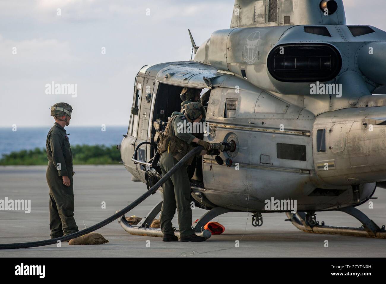 I Marines degli Stati Uniti con lo Squadron dell'elicottero di attacco di luce marina (HMLA) 469 e il Battaglione di supporto dell'ingegnere nono (ESB) riforniscono un elicottero UH-1Y Venom come parte di un punto di armamento e rifornimento in avanti (FARP) a IE Shima, Okinawa, Giappone, 24 settembre 2020. HMLA-469 ha condotto la formazione FARP per aumentare la loro familiarità e il coordinamento con il rifornimento e il riarmo mentre operavano in sedi a termine; la formazione è stata eseguita in collaborazione con 9th ESB, 3rd Transportation Support Battaglione (TSB) e Combat Logistics Regiment (CLR) 3. (STATI UNITI Marine Corps foto di CPL. Ethan M. LeBlanc) Foto Stock