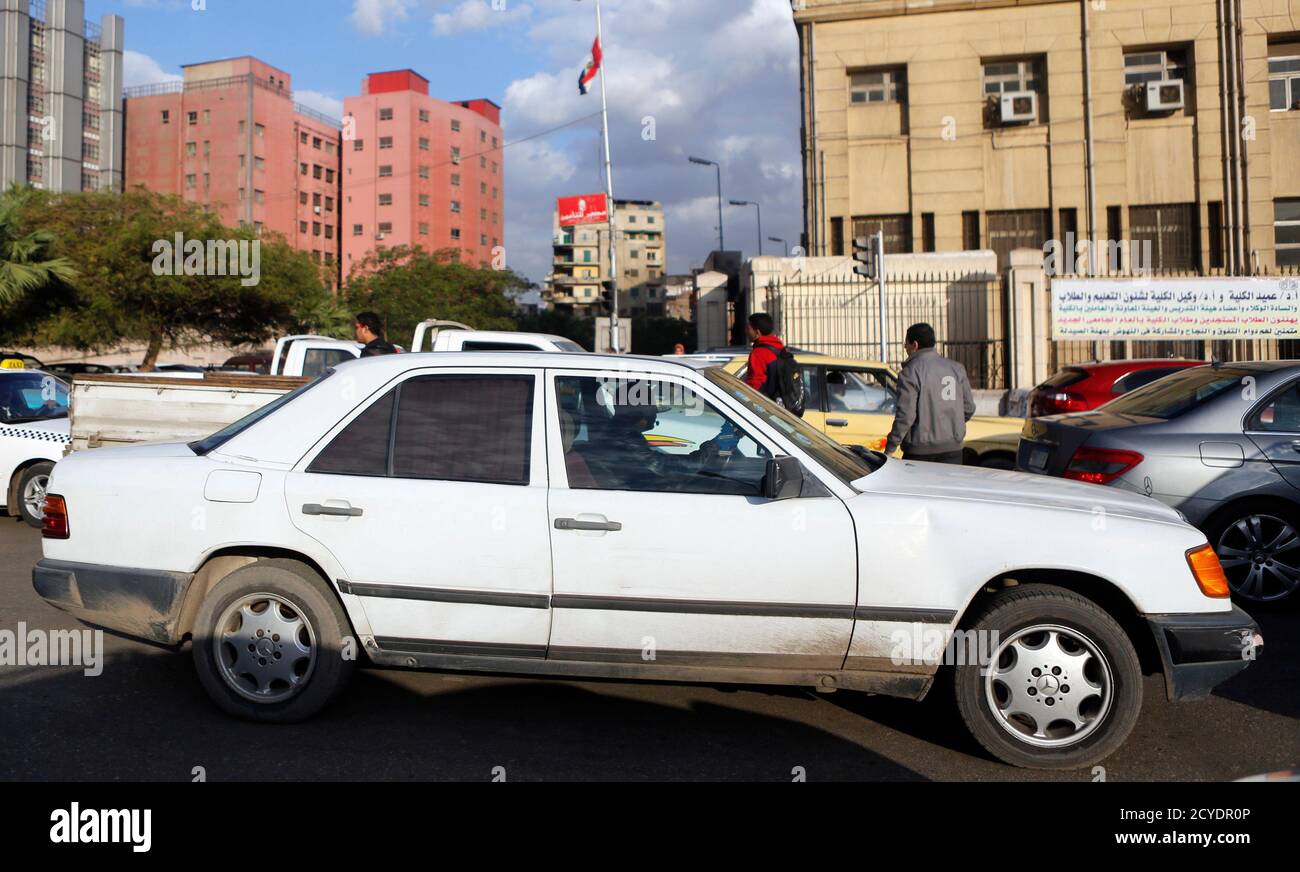 Un uomo guida la sua berlina Mercedes-Benz durante un ingorgo nel centro  del Cairo 26 novembre 2014. In Egitto, la Lada e la Nasr, un derivato Fiat  costruito dal costruttore di automobili