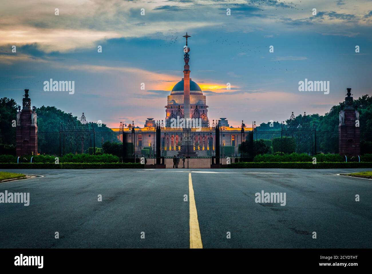 Illuminato Rashtrapati Bhawan, Nuova Delhi, in occasione della celebrazione del 72° giorno dell'Indipendenza, 2018. Foto Stock