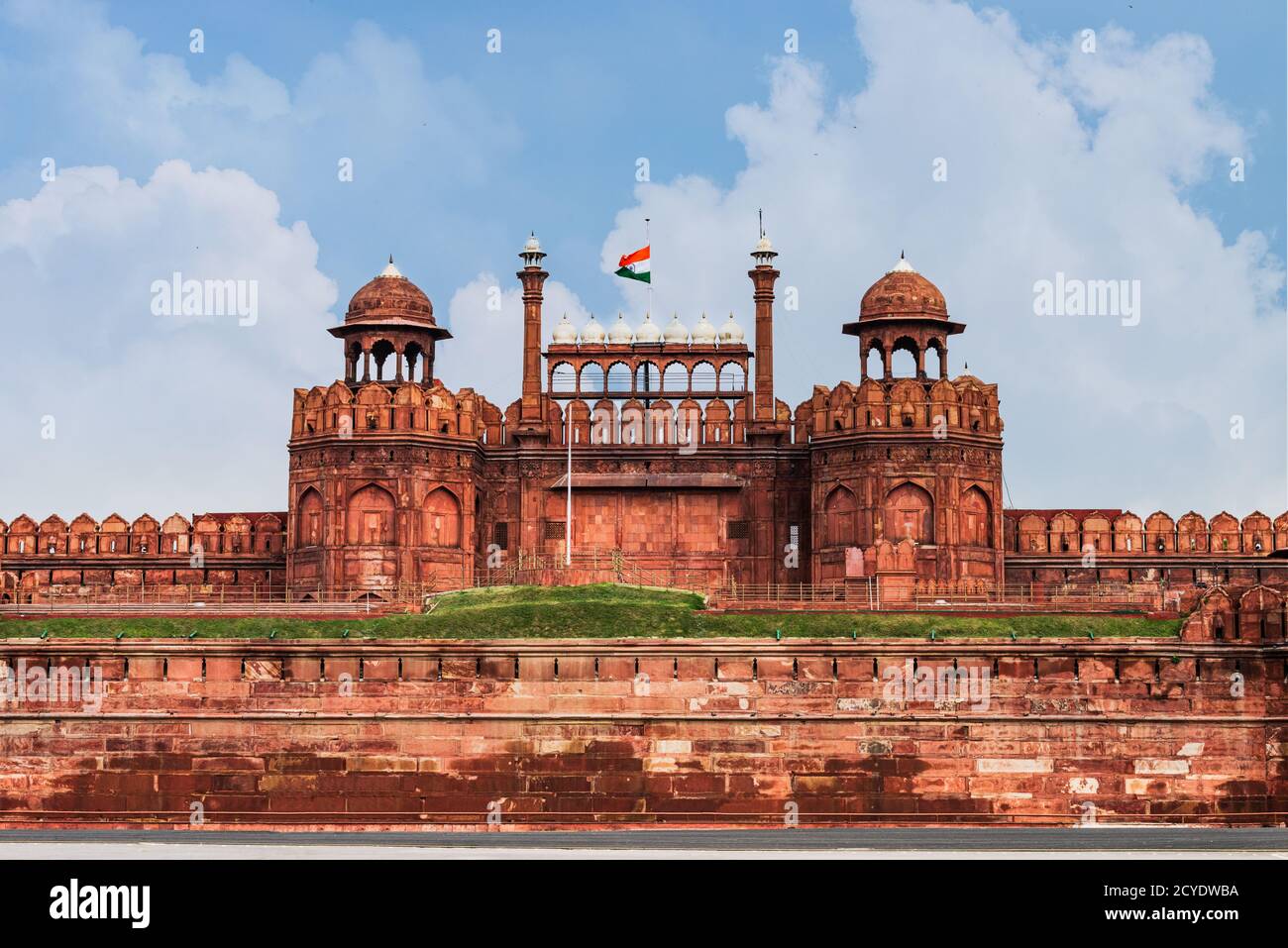 Forte rosso o Lal Qila di Delhi con bandiera dell'India. Un sito storico e patrimonio dell'umanità. Foto Stock