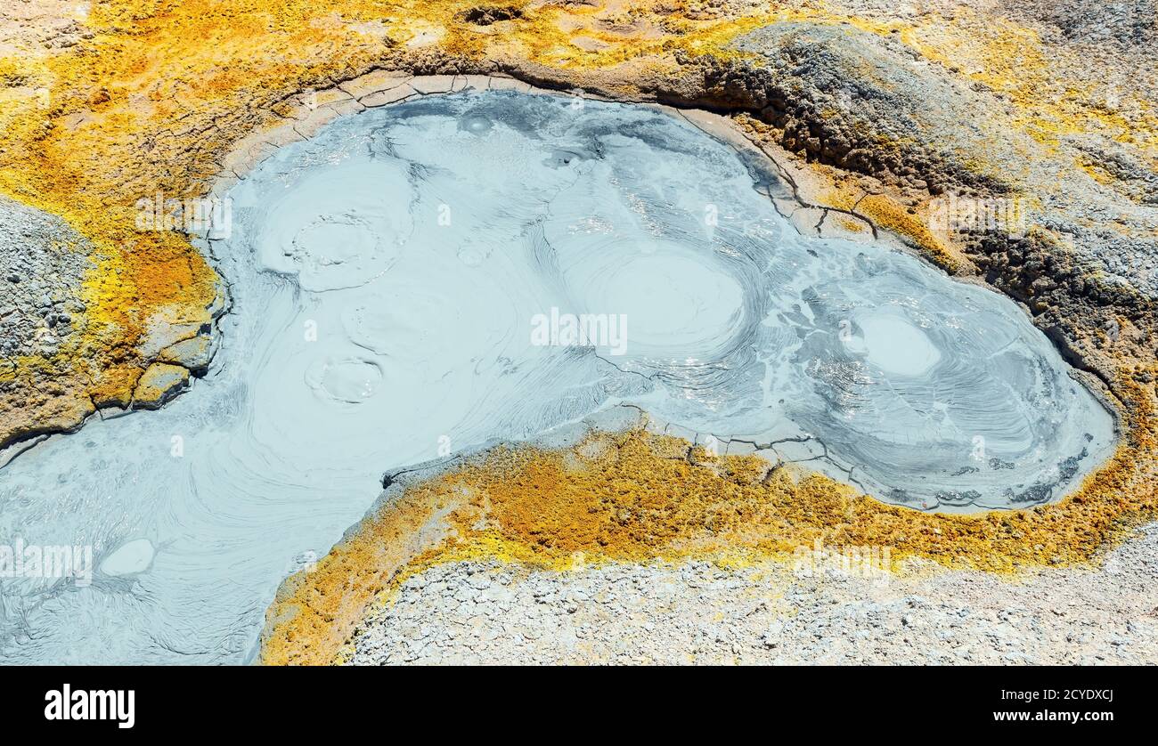 Primo piano di una fossa di fango con attività vulcanica, Sol de Manana, Andes montagne, Bolivia. Foto Stock