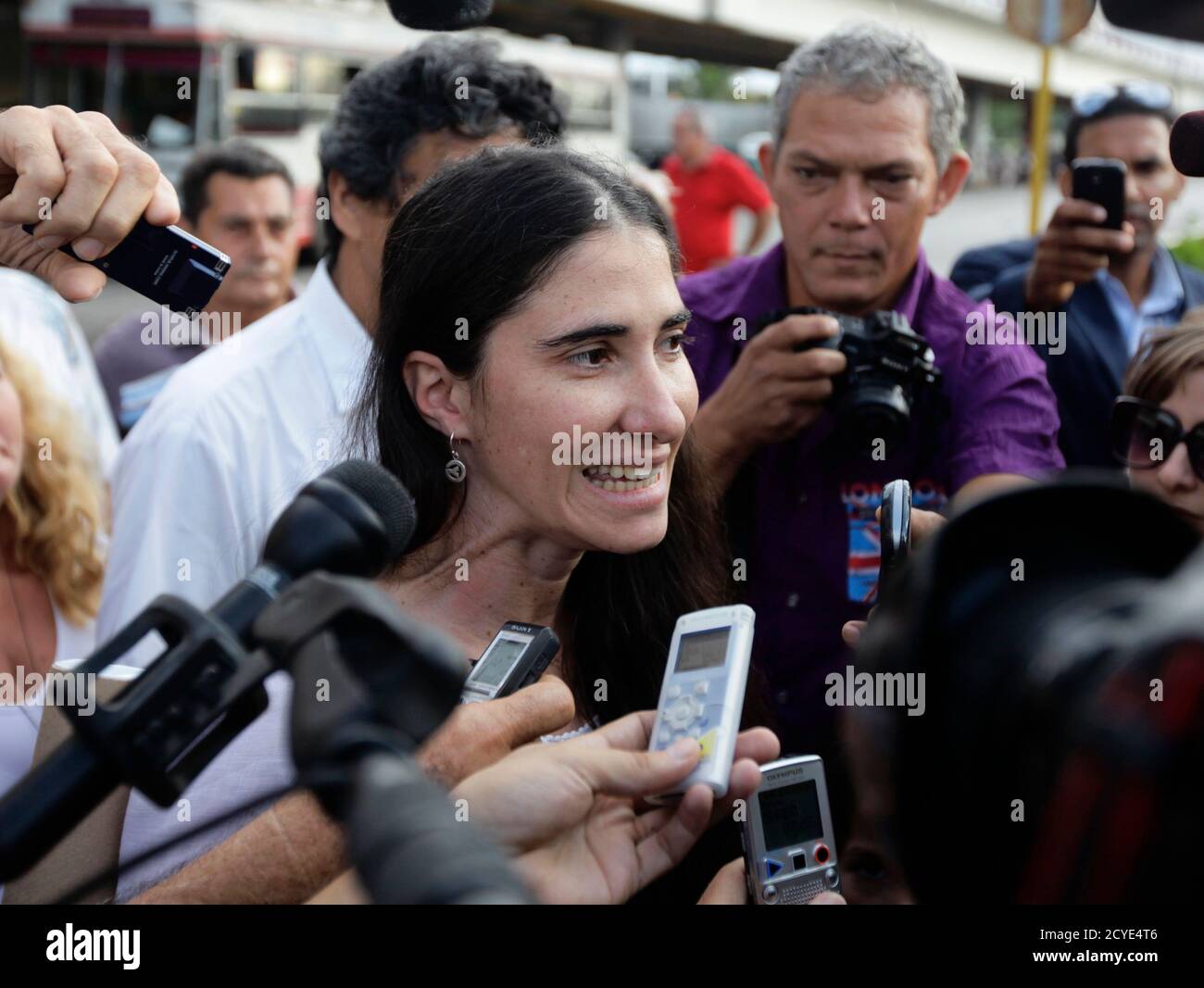 Il dissidente più noto di Cuba, blogger Yoani Sanchez, parla ai giornalisti fuori dall'aeroporto internazionale Jose Marti dell'Avana il 30 maggio 2013. Sanchez, che è stato in grado di viaggiare all'estero a causa di un allentamento delle restrizioni all'uscita, è tornato a Cuba dopo un tour mondiale di oltre tre mesi. REUTERS/Desmond Boylan (CUBA - Tags: MEDIA POLITICS SOCIETY) Foto Stock
