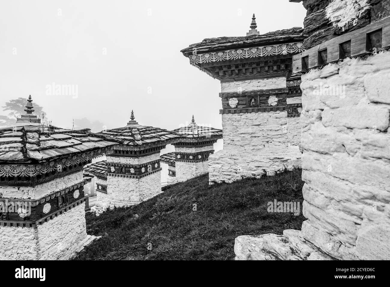 108 chorten al Passo Dochula nella strada da Thimphu a Punakha, Bhutan Foto Stock