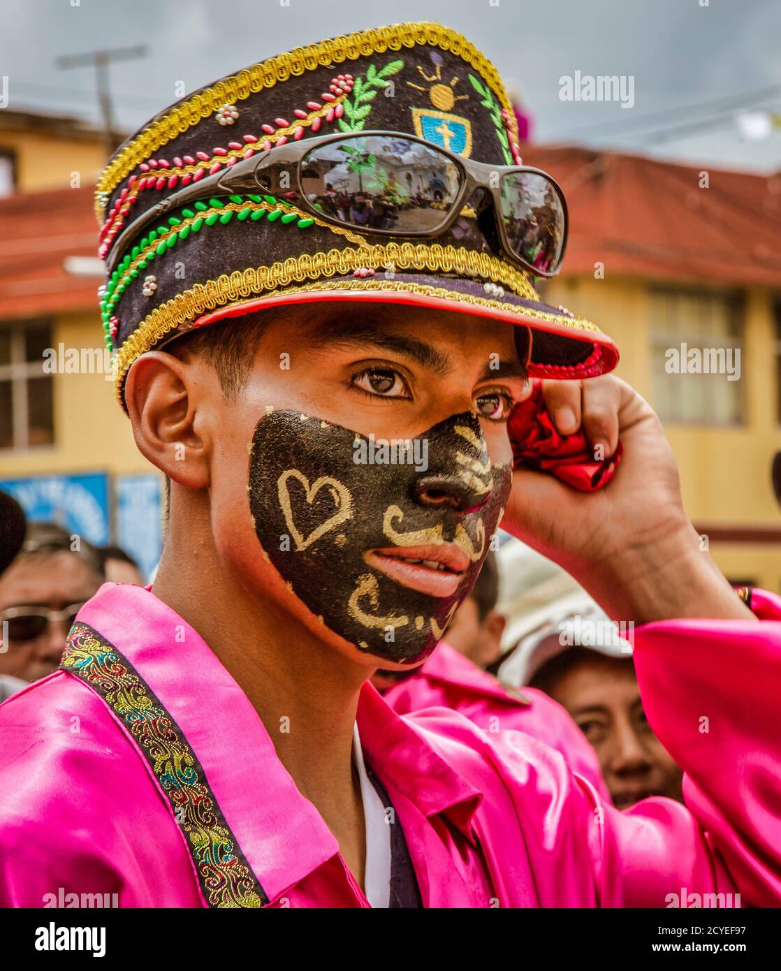 Latacunga, Ecuador - 22 settembre 2018 - giovani uomini in abito nero decorato faccia a celebrare schiavi africani che salvò la città nel XVII secolo Foto Stock