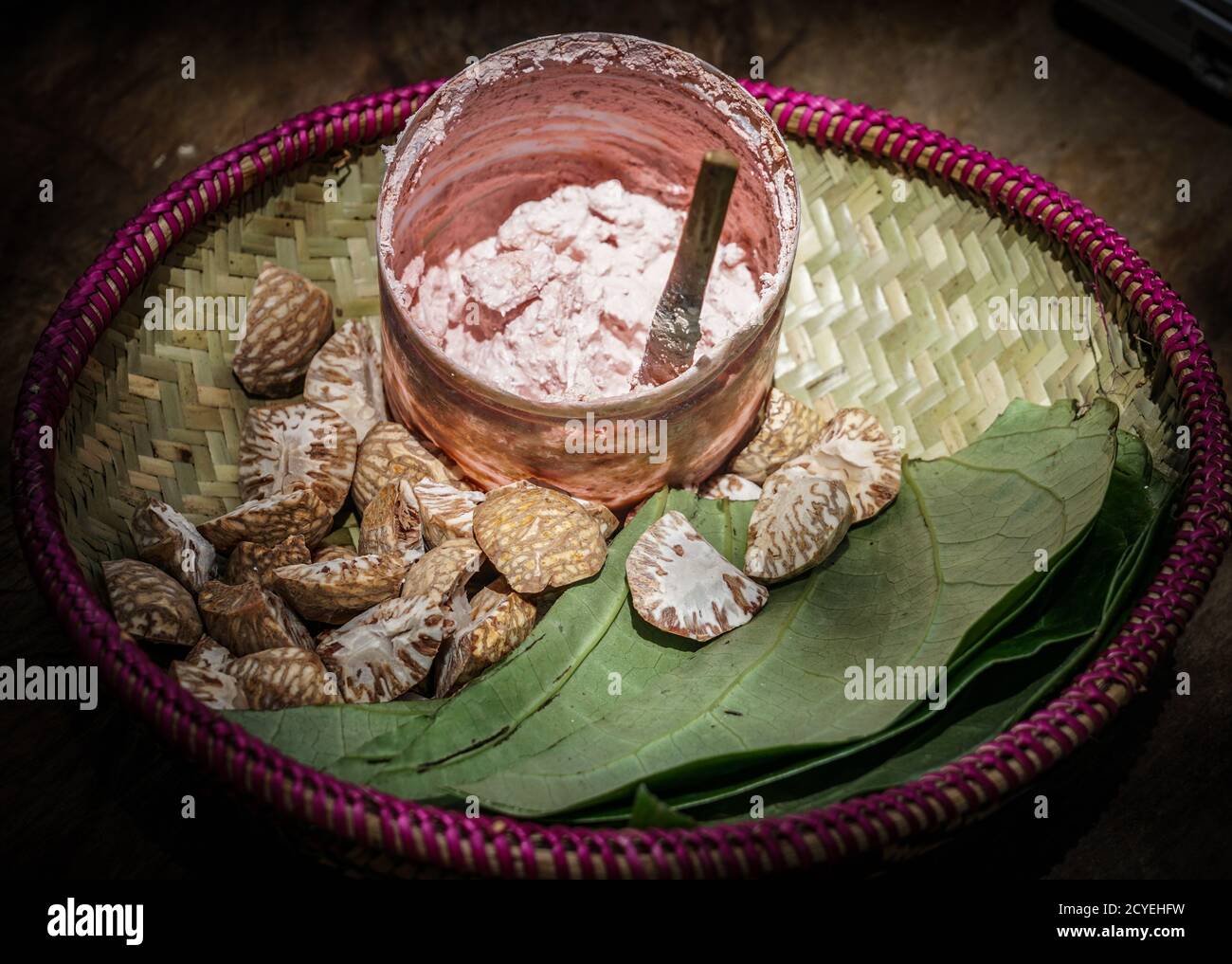 Dona, preparazione di nocciole con foglie di betel servite in Bhutan Foto Stock