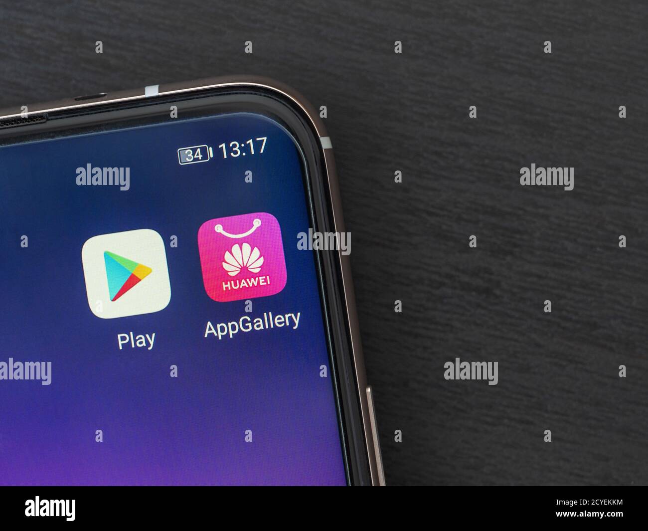 Mosca, Russia - 1 ottobre 2020: App Google Play Market e Huawei App Gallery sullo schermo dello smartphone Foto Stock