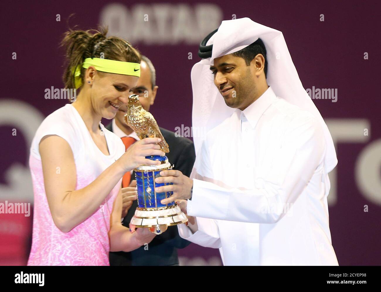 Nasser al Khulaifi, presidente della Federazione di Tennis del Qatar,  presenta il trofeo a Lucie Safarova, la vincitrice della partita di tennis  femminile finale, al torneo di tennis Qatar Open di Doha