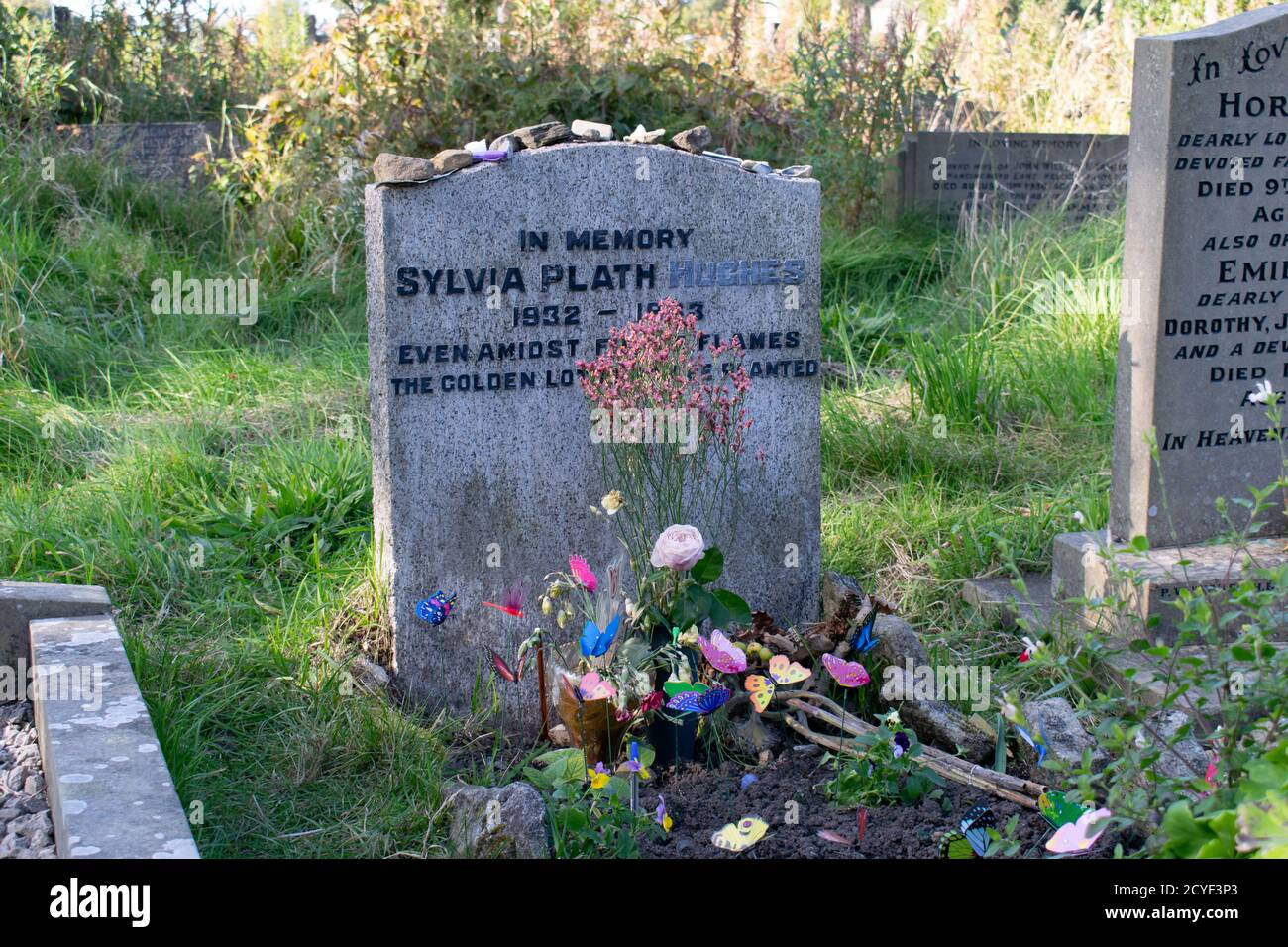Tomba di Sylvia Plath. St Thomas the Apostle Church, Heptonstall, West Yorkshire, Regno Unito Foto Stock