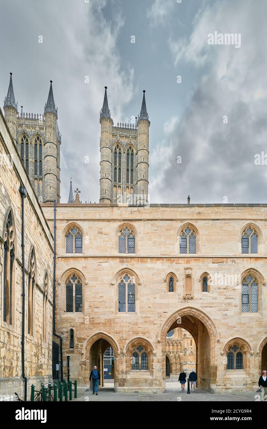 Ingresso ai quartieri della cattedrale di Lincoln, Inghilterra. Foto Stock