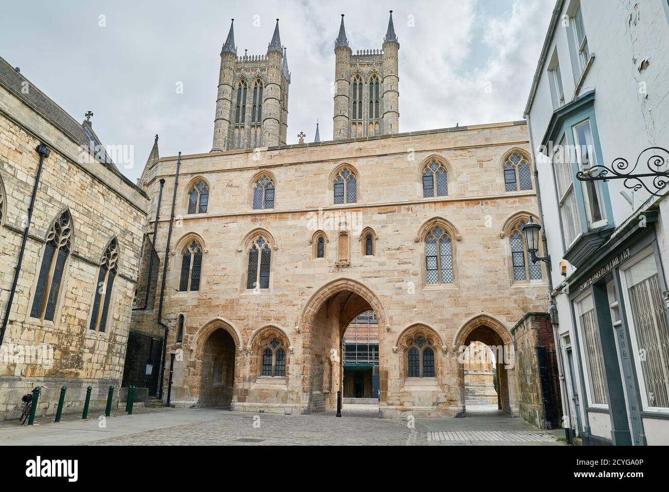 Ingresso ai quartieri della cattedrale di Lincoln, Inghilterra. Foto Stock