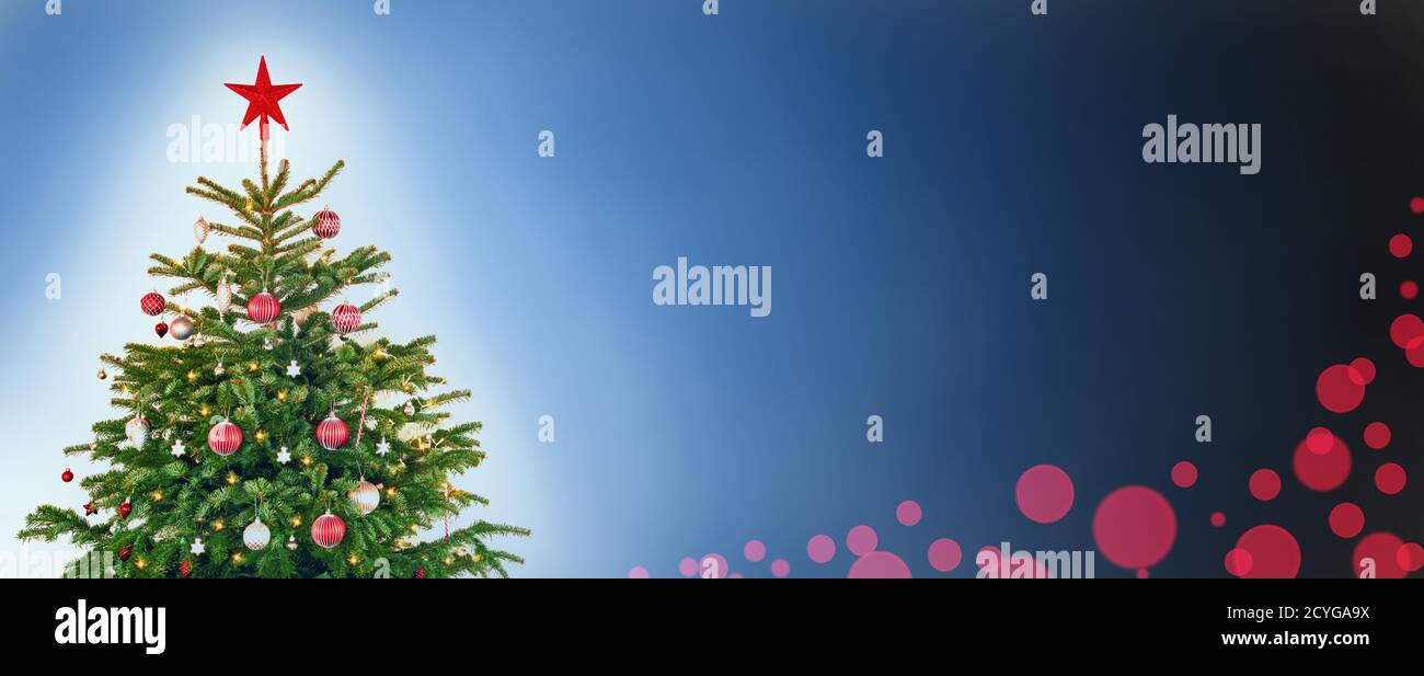 Albero di Natale con decorazione, sfondo blu, Copia spazio, Red Bokeh Foto Stock