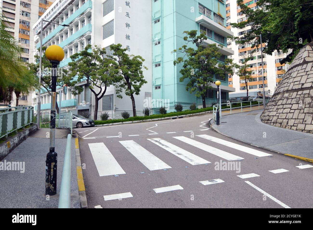 Attraversamento zebra di Hong Kong con segnalatori luminosi gialli lampeggianti di Belisha Foto Stock