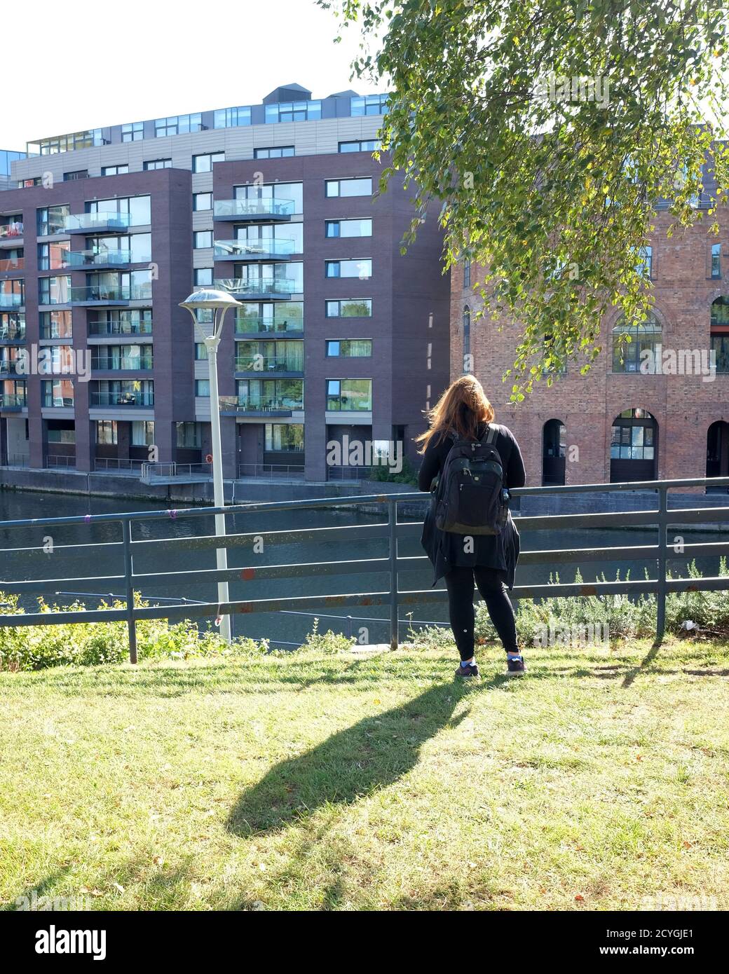 Ottobre 2020 - la donna dai capelli lunghi con il gazing delle ombre ai nuovi Finzels raggiunge lo sviluppo di proprietà nella città di Bristol, Inghilterra, Regno Unito Foto Stock