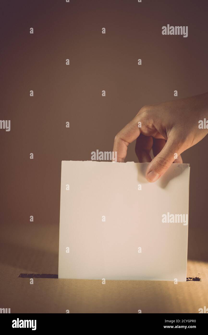 Immagine concettuale di una persona che vota, che ha fatto un voto in una stazione di voto, durante le elezioni. Foto Stock