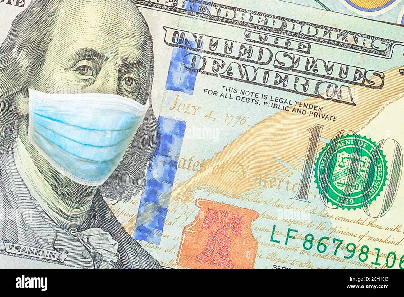 Concetto di business della pandemia del virus Covid 19-NCP negli Stati Uniti. Covid-19 focolaio di Coronavirus e l'economia americana. Maschera chirurgica su Benjamin Foto Stock