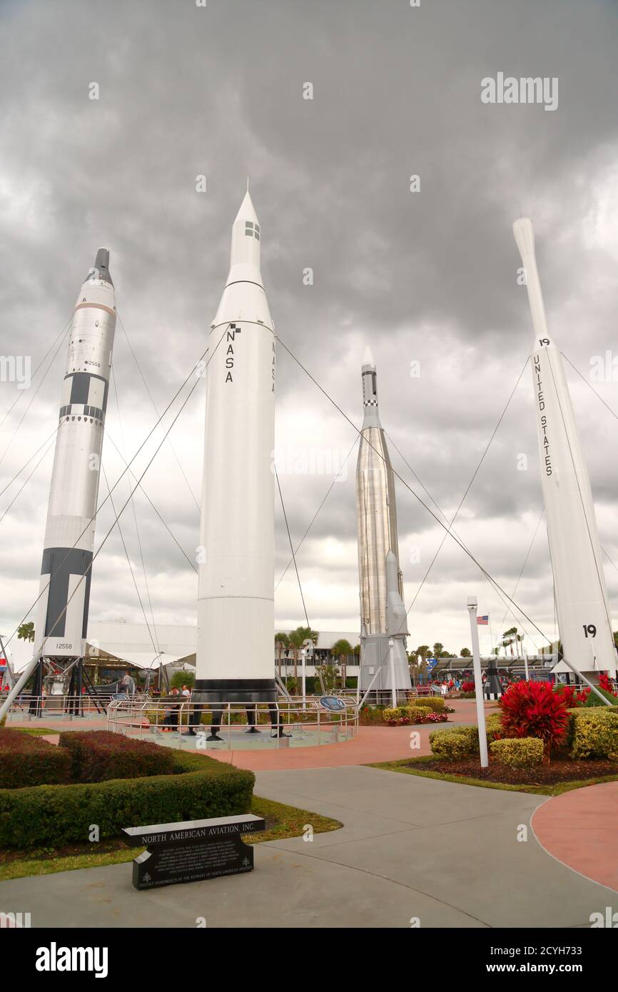 Razzi che dimostrano la tecnologia spaziale della NASA nel corso di decenni al Kennedy Space Center, Cape Canaveral, USA Foto Stock