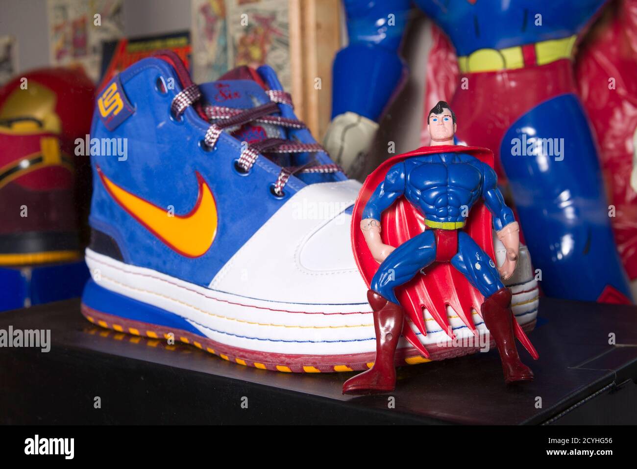 Una scarpa ispirata a Superman viene raffigurata allo "ShoeZeum" nel centro  di Las Vegas, Nevada, il 25 settembre 2012. I custodi del Guinness Book of  World Records hanno recentemente certificato che Jordan