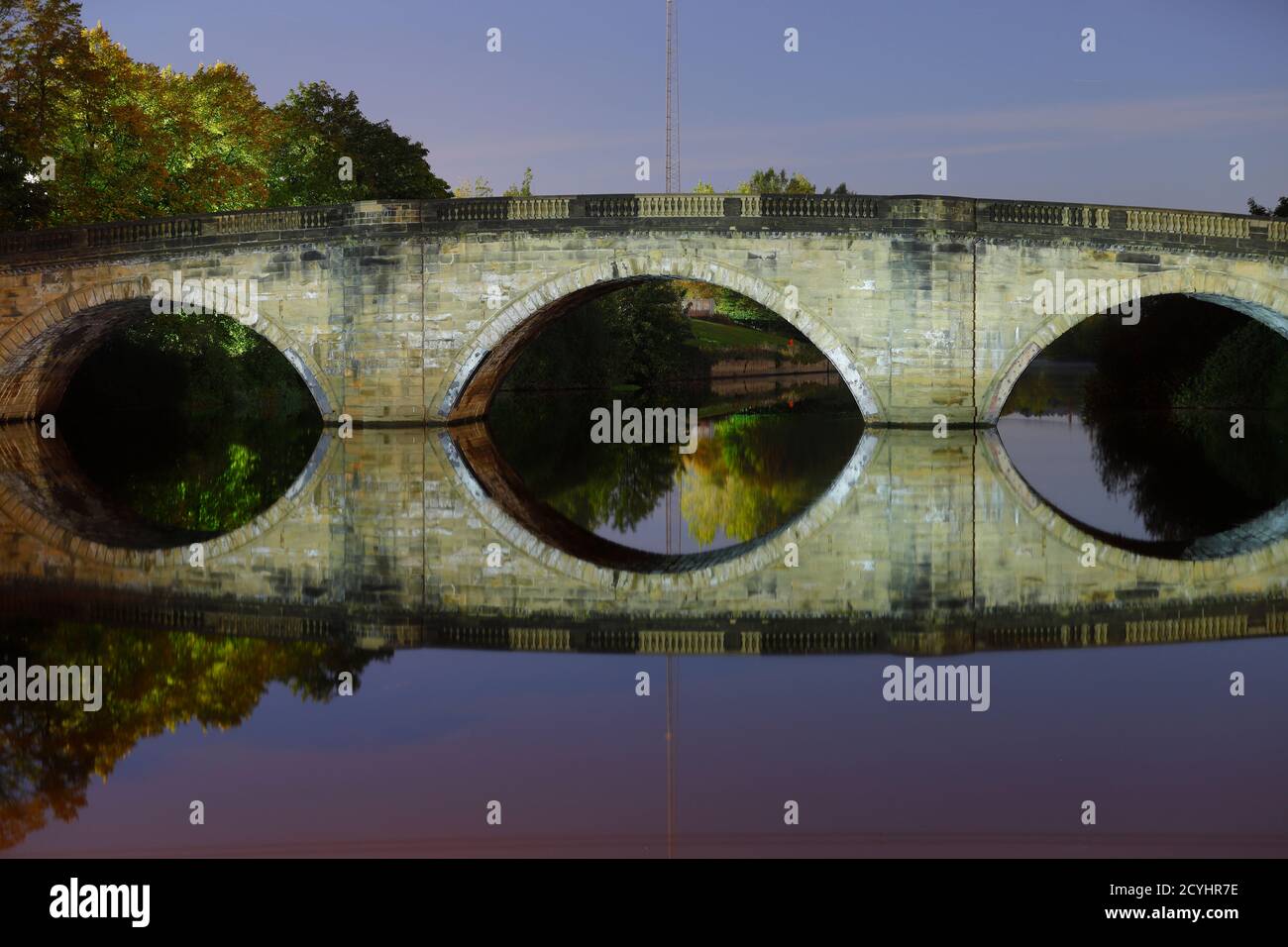 Riflessioni del Ponte Vecchio di Ferrybridge che porta la vecchia Great North Road attraverso il fiume Aire. Foto Stock