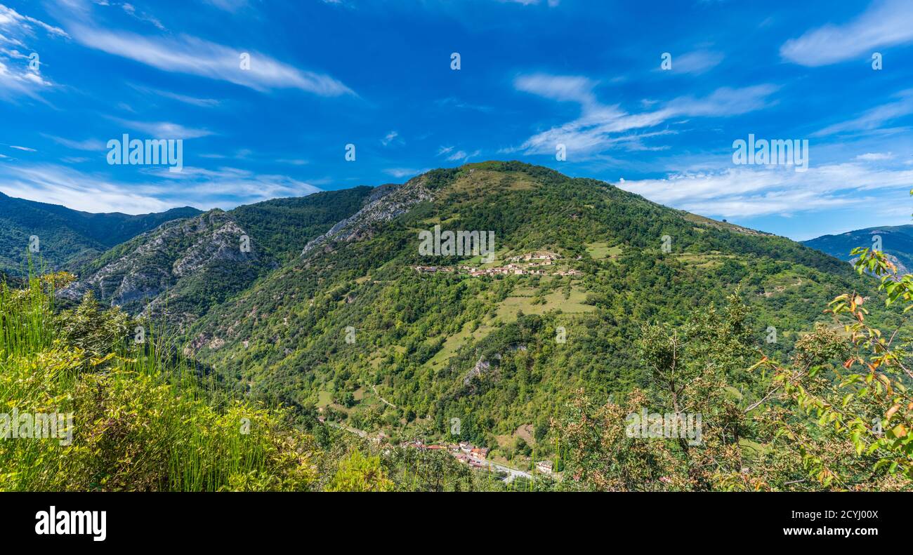 Piccoli villaggi a disferenti località di altitudine sulla valle Foto Stock