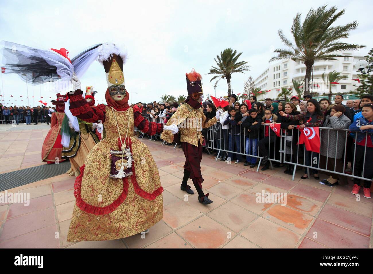 I festaioli italiani indossano costumi mentre si esibiscono al Carnevale  tunisino-maltese di Yasmine Hammamet, vicino a Tunisi, il 20 marzo 2015.  REUTERS/Anis Mili Foto stock - Alamy