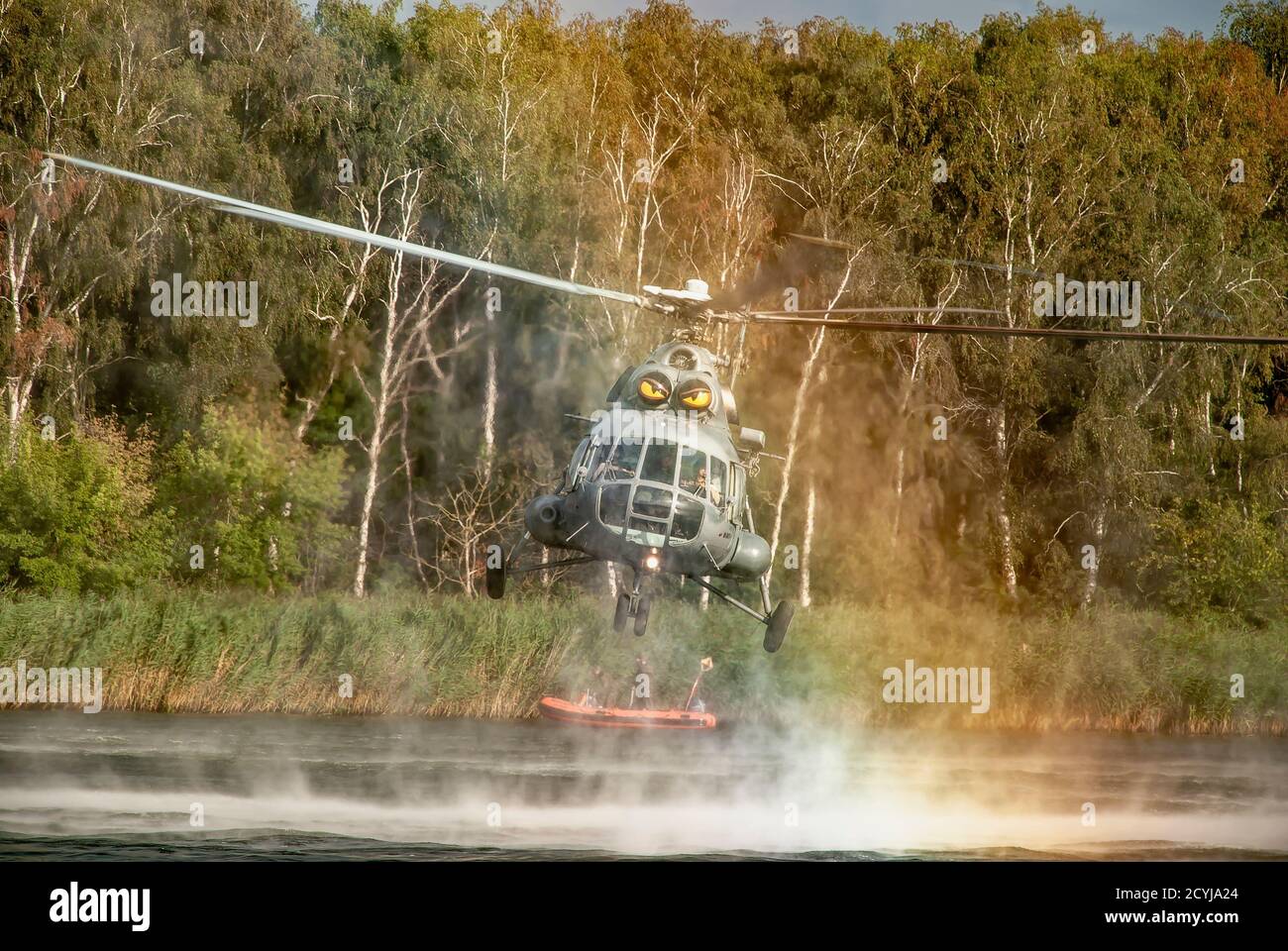 Elicottero militare mi-8 sale. È possibile vedere la brezza d'acqua dall'esplosione dell'elicottero e l'aria calda dai motori. Foto Stock