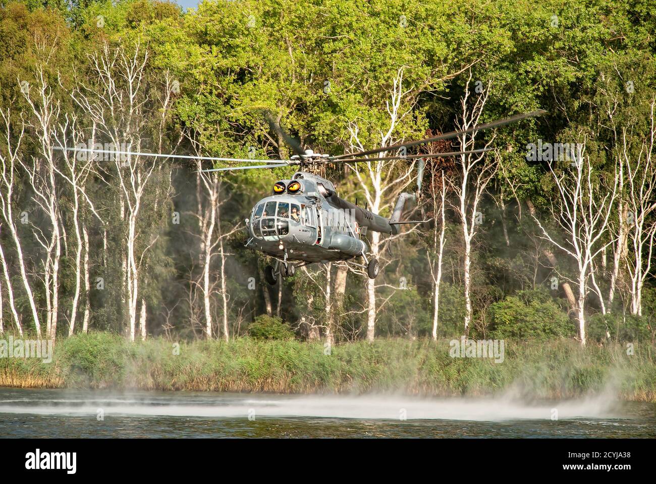 L'elicottero militare mi-8 scende sopra il livello dell'acqua. È possibile vedere la brezza d'acqua dall'esplosione dell'elicottero e l'aria calda. Foto Stock