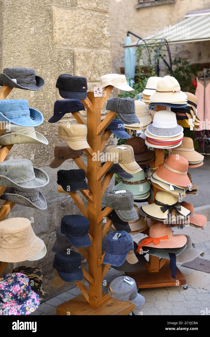 Cappello Stand che include cappelli floppy, Stetsons, cappelli di Panama, cappelli di paglia e cappelli fuori cappello negozio a Castellane Alpes-de-Haute-Provence Provence Provence France Foto Stock