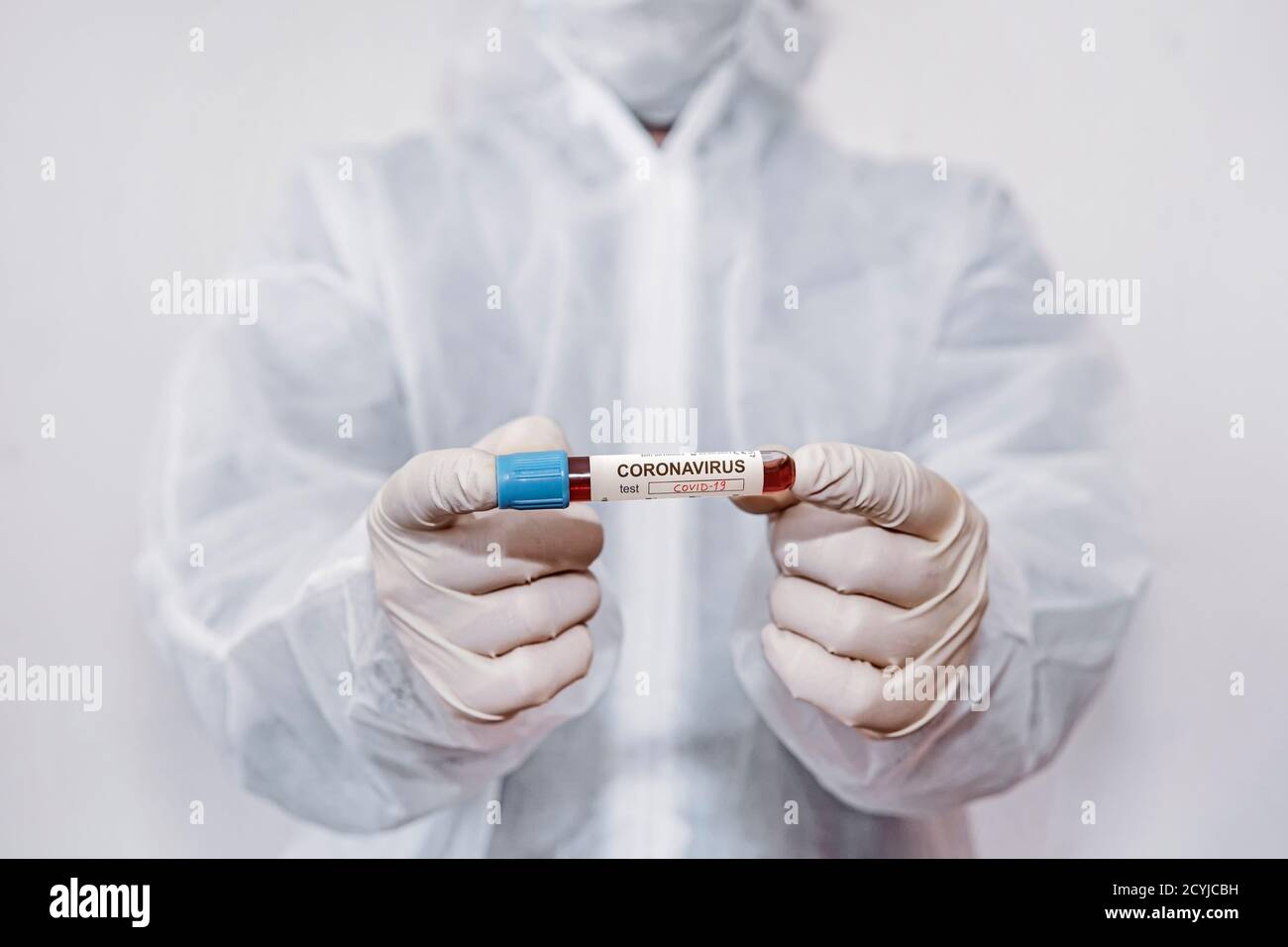 campione di sangue infettato con coronavirus covid 19 in una provetta campione mano di scienziato con indumenti di protezione contro il rischio biologico in coronavirus covid 19 rieseguire la ricerca Foto Stock